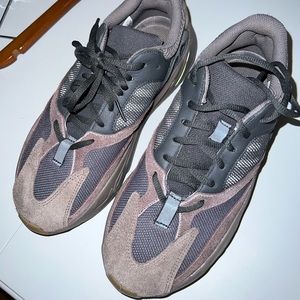 Yeezys NWOT Men Size 9